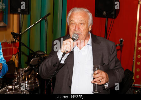 Paris, France. 31 mars, 2017. Marcel Campion parle lors de soirée d'ouverture du Salon du Trône au profit de l'Association Petits Princes, qui célèbre son 30e anniversaire cette année. Credit : Bernard Menigault/Alamy Live News Banque D'Images