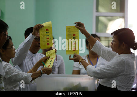 Yangon, Myanmar. 1er avril 2017. Les fonctionnaires de la Commission électorale de l'Union européenne afficher les bulletins de votes count pendant l'élection partielle dans la circonscription de Yangon, Myanmar, le 1 avril 2017. Un parlementaire multipartite élection partielle a commencé à travers le Myanmar samedi matin à 6h00 heure locale avec un total de 2 millions d'électeurs passe aux urnes pour voter. Credit : U Aung/Xinhua/Alamy Live News Banque D'Images