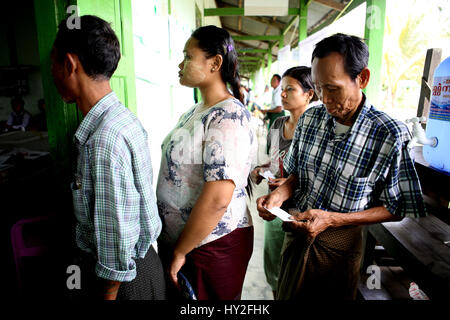 Yangon, Myanmar. 1er avril 2017. Les gens attendent de voter pendant l'élection partielle dans la circonscription de Yangon, Myanmar, le 1 avril 2017. Un parlementaire multipartite élection partielle a commencé à travers le Myanmar samedi matin à 6h00 heure locale avec un total de 2 millions d'électeurs passe aux urnes pour voter. Credit : U Aung/Xinhua/Alamy Live News Banque D'Images