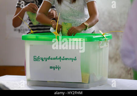 Yangon, Myanmar. 1er avril 2017. Les gens voter pendant l'élection partielle dans la circonscription de Yangon, Myanmar, le 1 avril 2017. Un parlementaire multipartite élection partielle a commencé à travers le Myanmar samedi matin à 6h00 heure locale avec un total de 2 millions d'électeurs passe aux urnes pour voter. Credit : U Aung/Xinhua/Alamy Live News Banque D'Images