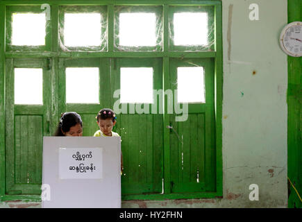 Yangon, Myanmar. 1er avril 2017. Une femme vote durant l'élection partielle dans la circonscription de Yangon, Myanmar, le 1 avril 2017. Un parlementaire multipartite élection partielle a commencé à travers le Myanmar samedi matin à 6h00 heure locale avec un total de 2 millions d'électeurs passe aux urnes pour voter. Credit : U Aung/Xinhua/Alamy Live News Banque D'Images