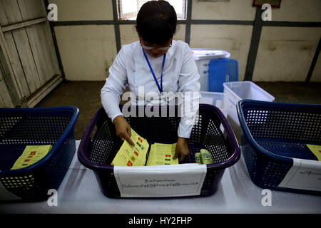 Yangon, Myanmar. 1er avril 2017. Un fonctionnaire de la Commission électorale de l'Union compte bulletins pendant l'élection partielle dans la circonscription de Yangon, Myanmar, le 1 avril 2017. Un parlementaire multipartite élection partielle a commencé à travers le Myanmar samedi matin à 6h00 heure locale avec un total de 2 millions d'électeurs passe aux urnes pour voter. Credit : U Aung/Xinhua/Alamy Live News Banque D'Images