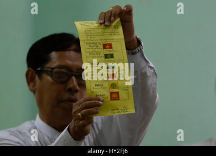 Yangon, Myanmar. 1er avril 2017. Un fonctionnaire de la Commission électorale de l'Union affiche un bulletin pour compter les votes lors de l'élection partielle dans la circonscription de Yangon, Myanmar, le 1 avril 2017. Un parlementaire multipartite élection partielle a commencé à travers le Myanmar samedi matin à 6h00 heure locale avec un total de 2 millions d'électeurs passe aux urnes pour voter. Credit : U Aung/Xinhua/Alamy Live News Banque D'Images