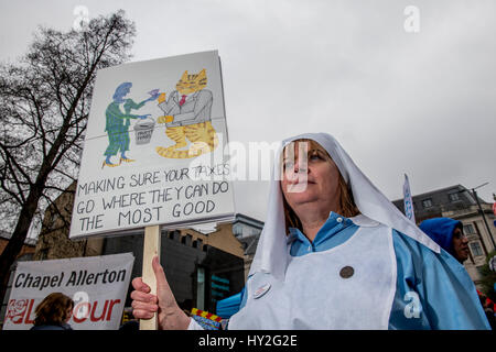 Leeds, UK. 1er avril 2017. A environ 1000 Lutte contre les militants d'enregistrer le NHS est allé(e) à un rassemblement en mars et le centre-ville de Leeds, Yorkshire Crédit : Mark Harvey/Alamy Live News Crédit : Mark Harvey/Alamy Live News Banque D'Images