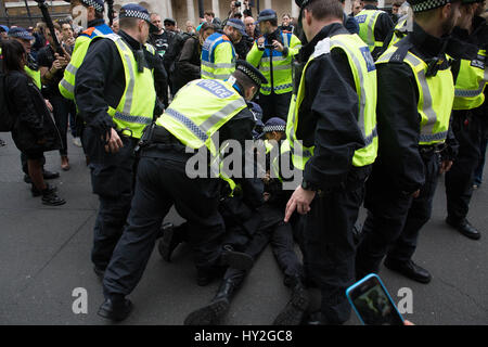 Londres, Royaume-Uni. 1er avril 2017. english defence league mars un manifestant en état d'arrestation à Whitehall crédit : Brian southam/Alamy live news Banque D'Images