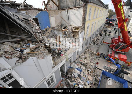 Dortmund, Allemagne. 1er avril 2017. Cranes devant un immeuble qui a été détruit dans une explosion sur la journée précédente à Dortmund, en Allemagne, 1 avril 2017. Une personne est morte dans l'explosion de l'immeuble. Les sauveteurs ont découvert le corps d'un 36 ans, résidant sur le samedi matin. A 48 ans, locataire est soupçonné d'avoir causé l'explosion pour des raisons inconnues. Photo : Bernd Thissen/dpa/Alamy Live News Banque D'Images