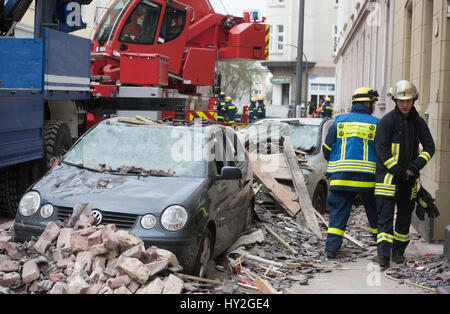 Dortmund, Allemagne. 1er avril 2017. Voitures endommagées peuvent être vus en face d'un immeuble qui a été détruit dans une explosion sur la journée précédente à Dortmund, en Allemagne, 1 avril 2017. Une personne est morte dans l'explosion de l'immeuble. Les sauveteurs ont découvert le corps d'un 36 ans, résidant sur le samedi matin. A 48 ans, locataire est soupçonné d'avoir causé l'explosion pour des raisons inconnues. Photo : Bernd Thissen/dpa/Alamy Live News Banque D'Images