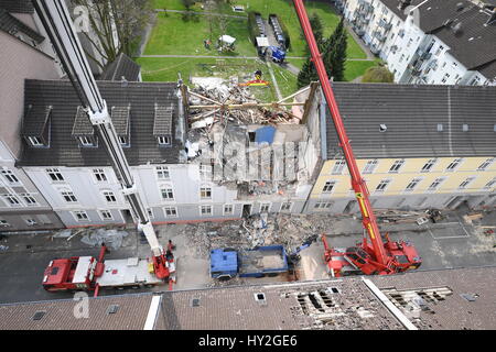 Dortmund, Allemagne. 1er avril 2017. Cranes devant un immeuble qui a été détruit dans une explosion sur la journée précédente à Dortmund, en Allemagne, 1 avril 2017. Une personne est morte dans l'explosion de l'immeuble. Les sauveteurs ont découvert le corps d'un 36 ans, résidant sur le samedi matin. A 48 ans, locataire est soupçonné d'avoir causé l'explosion pour des raisons inconnues. Photo : Bernd Thissen/dpa/Alamy Live News Banque D'Images