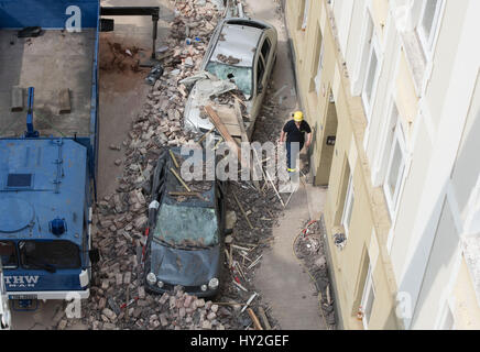 Dortmund, Allemagne. 1er avril 2017. Voitures endommagées peuvent être vus en face d'un immeuble qui a été détruit dans une explosion sur la journée précédente à Dortmund, en Allemagne, 1 avril 2017. Une personne est morte dans l'explosion de l'immeuble. Les sauveteurs ont découvert le corps d'un 36 ans, résidant sur le samedi matin. A 48 ans, locataire est soupçonné d'avoir causé l'explosion pour des raisons inconnues. Photo : Bernd Thissen/dpa/Alamy Live News Banque D'Images