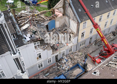 Dortmund, Allemagne. 1er avril 2017. Cranes devant un immeuble qui a été détruit dans une explosion sur la journée précédente à Dortmund, en Allemagne, 1 avril 2017. Une personne est morte dans l'explosion de l'immeuble. Les sauveteurs ont découvert le corps d'un 36 ans, résidant sur le samedi matin. A 48 ans, locataire est soupçonné d'avoir causé l'explosion pour des raisons inconnues. Photo : Bernd Thissen/dpa/Alamy Live News Banque D'Images