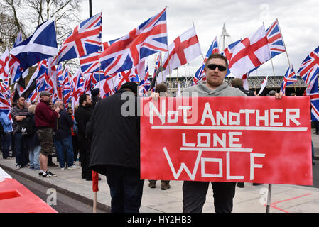 Londres, Royaume-Uni. 1er avril 2017. Un premier manifestant la Grande-Bretagne sur Victoria Embankment contient jusqu'une plaque qui indique 'pas un autre loup solitaire'. Les groupes d'extrême-droite et la Grande-Bretagne Première EDL sont descendus dans la rue dans le centre de Londres pour protester en réponse à la récente attaque terroriste de Westminster, et ont été accueillis par l'anti-fascistes contre-manifestants, qui se sont affrontés avec la police. La police a fait un certain nombre d'arrestations. Credit : Jacob/Sacks-Jones Alamy Live News. Banque D'Images