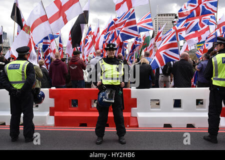 Londres, Royaume-Uni. 1er avril 2017. Extrême droite Bretagne premiers manifestants tenir un rassemblement sur Victoria Embankment. Les groupes d'extrême-droite et la Grande-Bretagne Première EDL sont descendus dans la rue dans le centre de Londres pour protester en réponse à la récente attaque terroriste de Westminster, et ont été accueillis par l'anti-fascistes contre-manifestants, qui se sont affrontés avec la police. Credit : Jacob/Sacks-Jones Alamy Live News. Banque D'Images