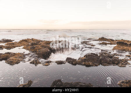 Plage de l'océan vagues à Thor est bien à Cape Perpetua, côte de l'Oregon, USA. Banque D'Images