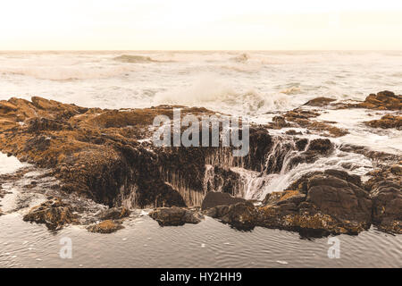 Plage de l'océan vagues à Thor est bien à Cape Perpetua, côte de l'Oregon, USA. Banque D'Images