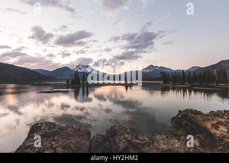 Beau lac, montagnes et ciel avec nuages sur le lac d'étincelles près de Bend, Oregon. Coucher de soleil avec des nuages dans le ciel bleu et orange. En raison de l'eau Nuages Banque D'Images