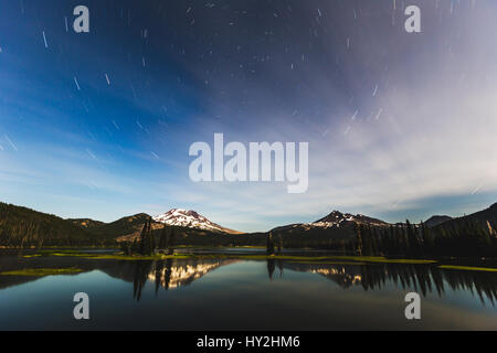 Beau lac, montagnes et ciel avec nuages sur le lac d'étincelles près de Bend, Oregon. Coucher de soleil avec des nuages dans le ciel bleu et orange. En raison de l'eau Nuages Banque D'Images