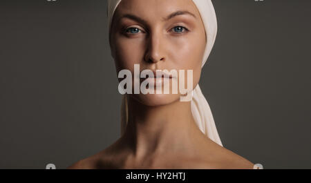 Close up studio shot belle jeune femme avec une peau propre et fraîche contre l'arrière-plan gris Banque D'Images