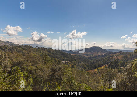 Lits jumeaux du Guatemala, volcans Fuego (à gauche) et Acatenango (droite), entourée de nuages sur une journée ensoleillée. Banque D'Images