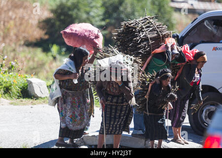 Des femmes portant des charges de bois et autres fournitures tout en travaillant au Guatemala. Le 29 décembre 2014. Banque D'Images