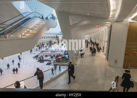 New York, NY - Oculus plaque tournante du transport au World Trade Center, achevé en 2016, 250 000 de l'Autorité portuaire sert (CHEMIN) navetteurs quotidiens et des millions de visiteurs de partout dans le monde. ©Stacy Walsh Rosenstock Banque D'Images