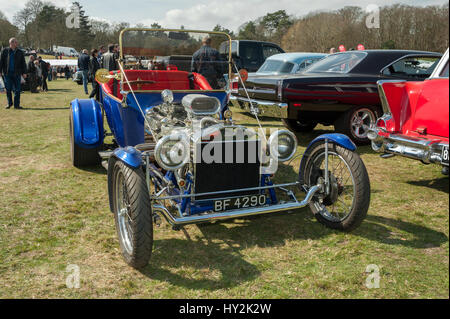 Farnborough, ANGLETERRE - 6 Avril, 2012 : Ford voiture Vintage personnalisé sur l'écran lors de l'assemblée annuelle et automatique jour roues bike show à Farnborough, Royaume-Uni Banque D'Images