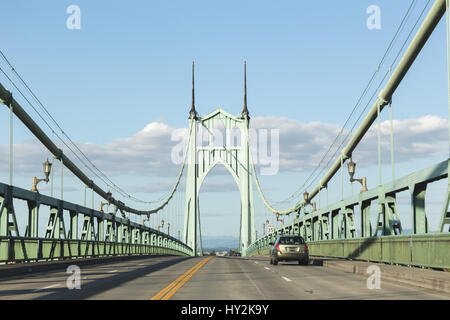 Du point de vue du pilote sur St. John's Bridge à Portland, Oregon, USA. Ciel bleu avec des nuages sur une journée d'été. Banque D'Images