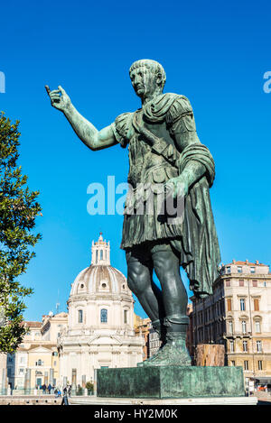 Statue en bronze de l'empereur romain Trajan contre ciel bleu à Rome, Italie Banque D'Images