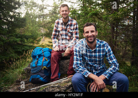 Smiling les randonneurs en faisant une pause dans les bois Banque D'Images