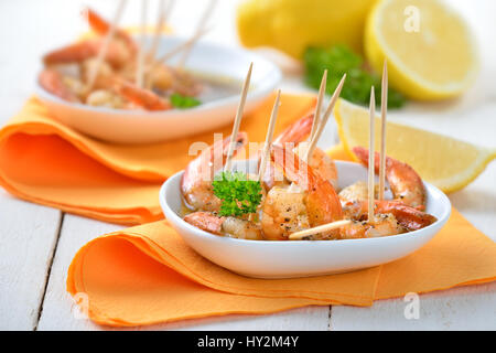 Tapas espagnoles - poêlée de crevettes épicées à l'huile d'olive, Xérès et l'ail Banque D'Images