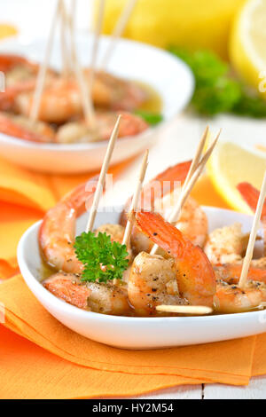 Tapas espagnoles - poêlée de crevettes épicées à l'huile d'olive, Xérès et l'ail Banque D'Images