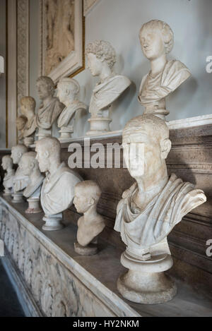 Rome. L'Italie. Salle des Empereurs, les musées du Capitole. Sala degli Imperatori, Musei Capitolini. Foregound ; buste de l'empereur romain Trajan Deciu Banque D'Images