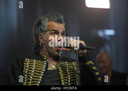 Padoue Padoue, PD, Italie - 29 mars 2017 : Piero Pelu le chanteur de Litfiba un groupe de rock italien sur la scène pendant le concert live à Padoue en Ita Banque D'Images