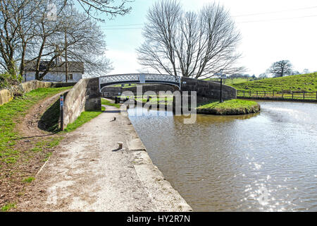 35 Pont de la jonction de la branche de l'Poireau Caldon Canal à écluses Hazelhurst Denford Staffordshire England UK Banque D'Images