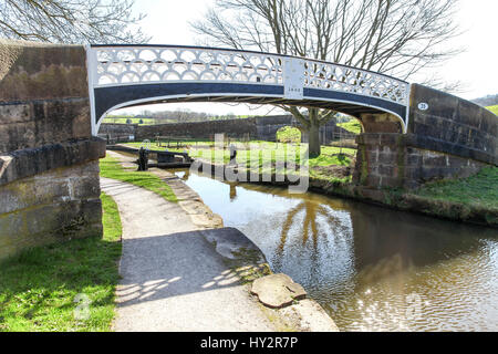 35 Pont de la jonction de la branche de l'Poireau Caldon Canal à écluses Hazelhurst Denford Staffordshire England UK Banque D'Images