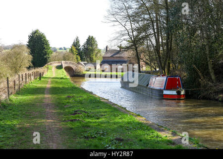 Une vue le long de la direction générale de l'Caldon Poireaux branche de la Trent et Mersey Canal à Denford Staffordshire England UK Banque D'Images