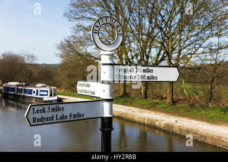 Un poteau de signalisation à la jonction de la branche de l'Poireau Caldon Canal à écluses Hazelhurst Denford Staffordshire England UK Banque D'Images