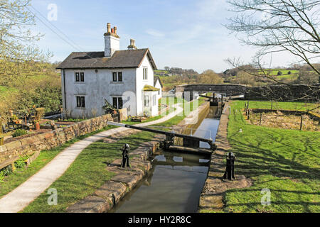 Éclusiers cottage sur le contre-Canal Caldon (numéro 10) d'un de trois écluses appelé serrures Hazelhurst Denford Staffordshire England UK Banque D'Images