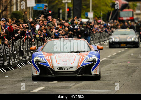 DUBLIN, IRLANDE. 01 mai 2016 - David Hasselhoff répond à la foule avant qu'il déclenche à partir de Dublin pour la première étape de la Gumball 3000 à Budapest. Banque D'Images