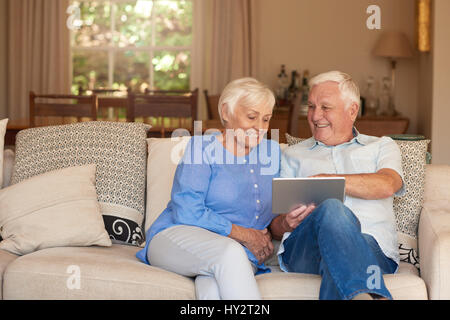 Happy senior couple content ensemble dans leur salle de séjour Banque D'Images