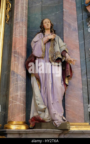 Statue de Saint Apollonia à l'autel dans l'église de Sainte Catherine d'Alexandrie, à Krapina en Croatie le 21 avril, 2016. Banque D'Images