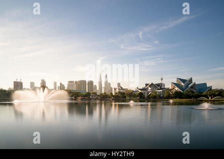 Kuala Lumpur skyline et fountation au parc Titiwangsa à Kuala Lumpur. La Malaisie. Banque D'Images