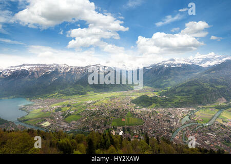 Vue aérienne du centre-ville et de l'Interlaken plus difficile à Kulm dans Interlaken, Berne, Suisse. Banque D'Images