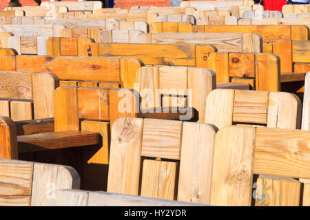Tables et chaises en bois empilés mois ebeachfront à Brighton, East Sussex, Angleterre Banque D'Images