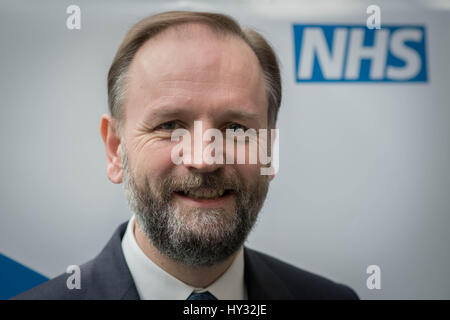 Le chef de l'exécutif de NHS Angleterre Simon Stevens lors du lancement des prochaines étapes dans le cadre du NHS cinq ans sur l'avant à Aldershot Centre pour la santé. Banque D'Images