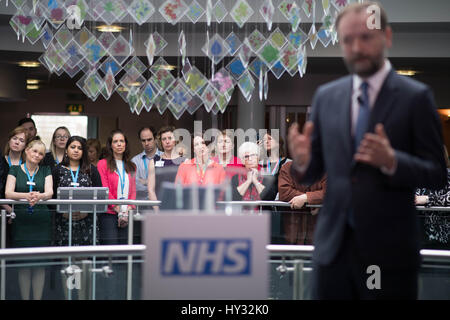 Le chef de l'exécutif de NHS Angleterre Simon Stevens personnel adresses lors du lancement des prochaines étapes dans le cadre du NHS cinq ans sur l'avant à Aldershot Centre pour la santé. Banque D'Images