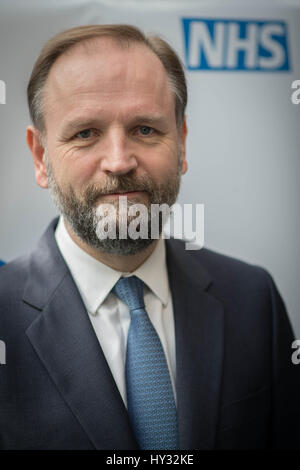 Le chef de l'exécutif de NHS Angleterre Simon Stevens lors du lancement des prochaines étapes dans le cadre du NHS cinq ans sur l'avant à Aldershot Centre pour la santé. Banque D'Images