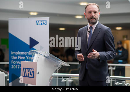 Le chef de l'exécutif de NHS Angleterre Simon Stevens personnel adresses lors du lancement des prochaines étapes dans le cadre du NHS cinq ans sur l'avant à Aldershot Centre pour la santé. Banque D'Images