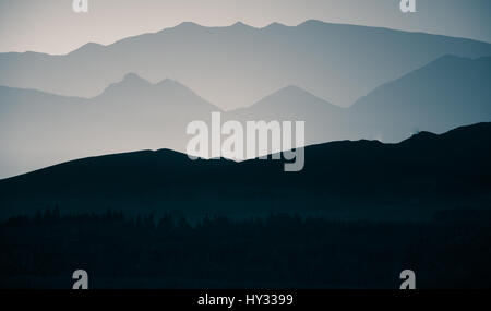 Un magnifique paysage de montagne monochrome abstrait, en bleu la tonalité. Double exposition artistique, décoration en noir et blanc de style. Banque D'Images