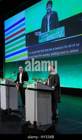 Le Parti Vert co-leaders Jonathan Bartley et Caroline Lucas parle à la Conférence de printemps du Parti Vert à l'ACC à Liverpool. Banque D'Images