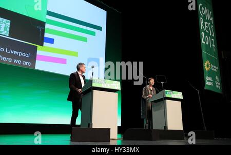 Le Parti Vert co-leaders Jonathan Bartley et Caroline Lucas parle à la Conférence de printemps du Parti Vert à l'ACC à Liverpool. Banque D'Images